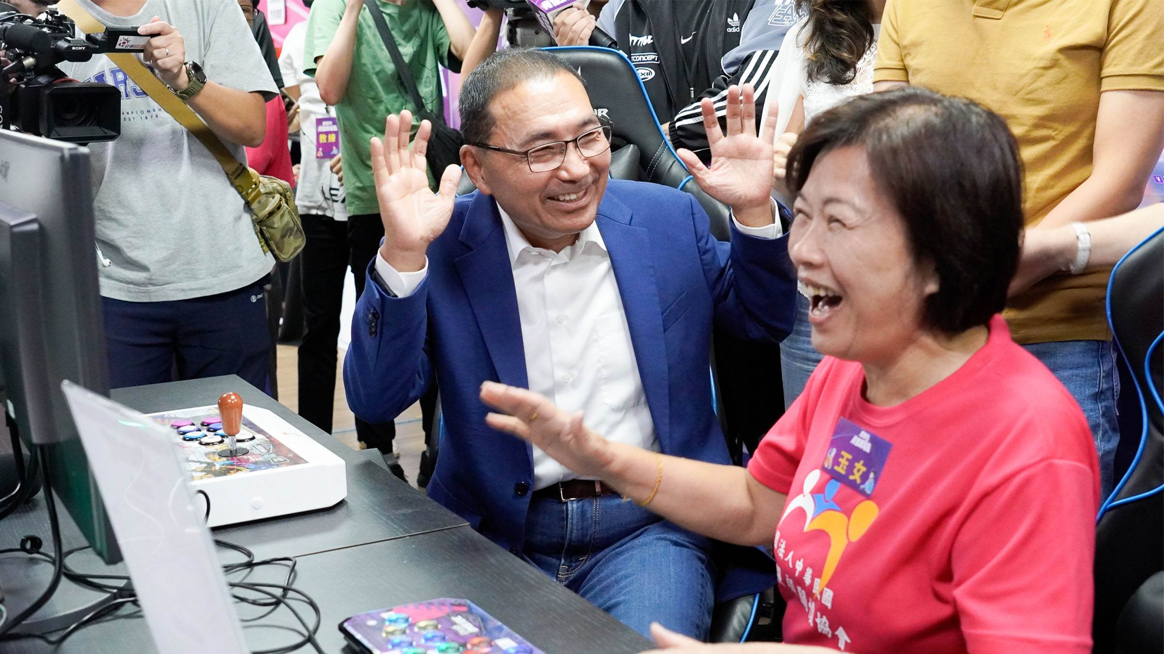 市長侯友宜與葉玉女（右）現場玩起《快打旋風》笑開懷。（圖／新北市政府社會局提供）