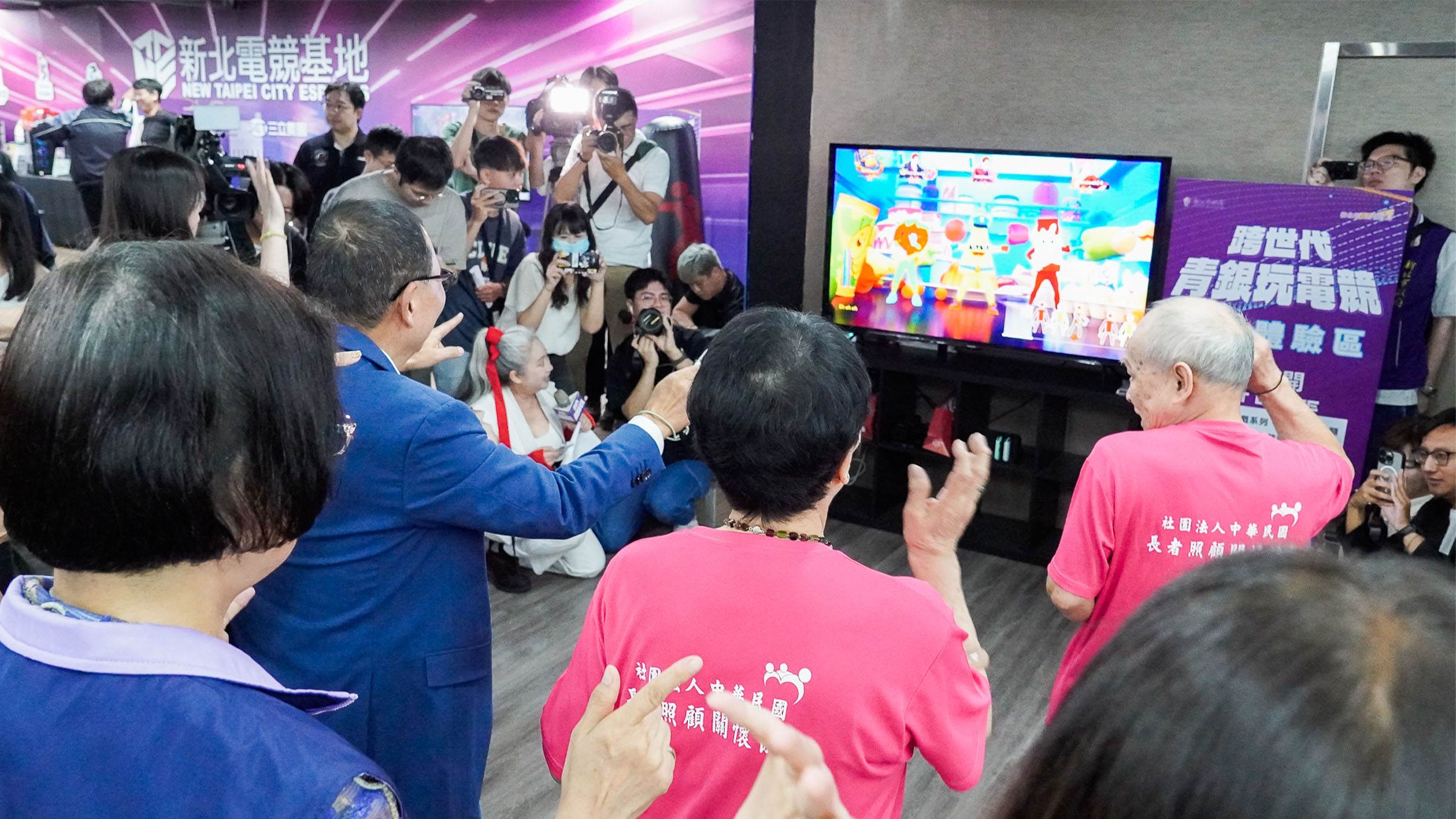 長輩一起體驗《Just Dance舞力全開+》，社會局9月起推出銀髮電競課，希望長輩一起享受電競帶來的快樂。（圖／新北市政府社會局提供）