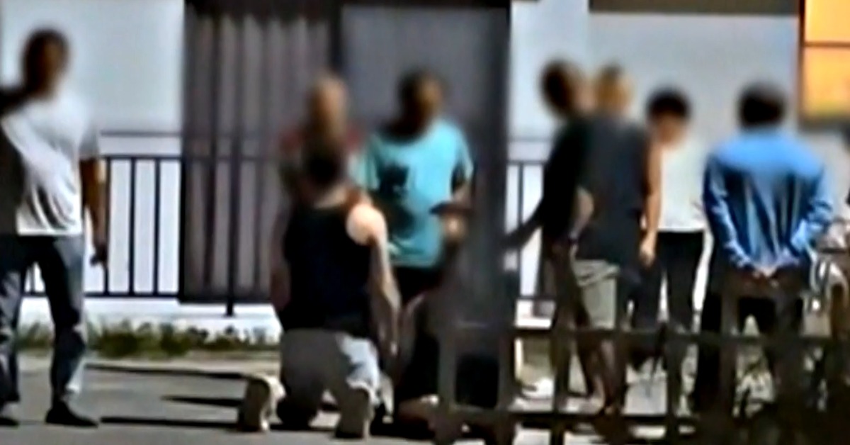 淺水店老闆逼二名遊客下跪道歉。（圖／翻攝自threads zyt.__0629）