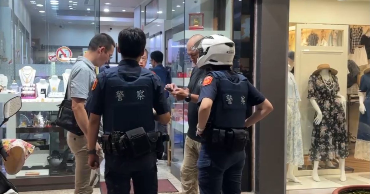 台東市金（8）日晚上7點多發生一起銀樓搶案，目前警方全力追緝中。（圖／東森新聞）