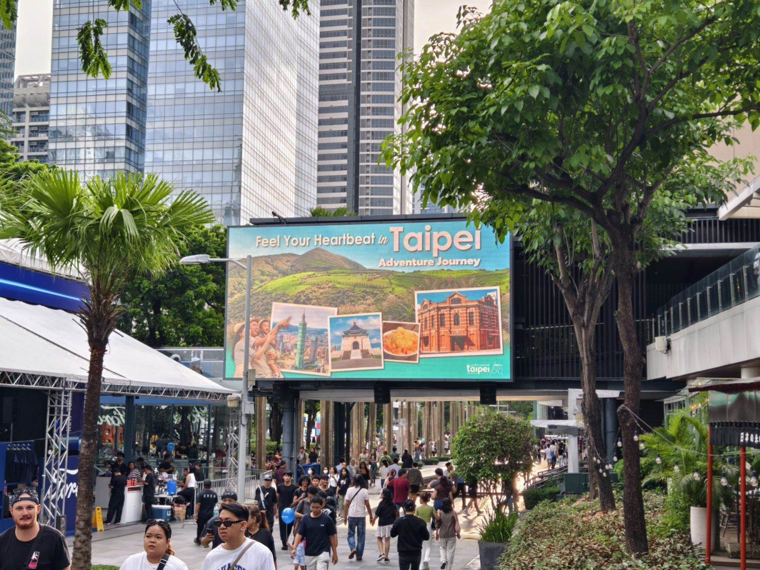 觀傳局在馬尼拉人氣BGC商圈設置大型戶外廣告，精準吸引目標客群。（圖／北市府觀傳局提供）