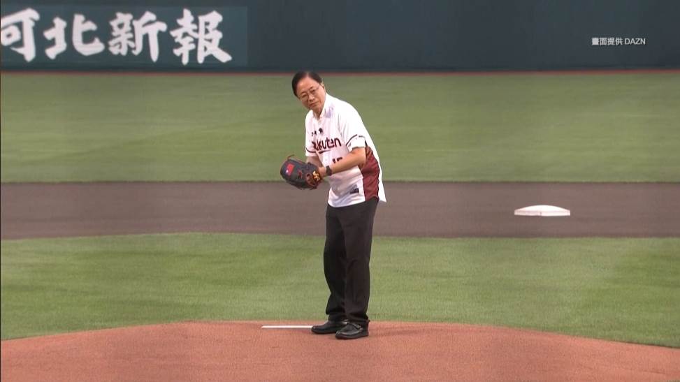 桃園市長張善政，受邀出席日本樂天金鷲，對戰歐力士猛牛的比賽。（圖／東森新聞）