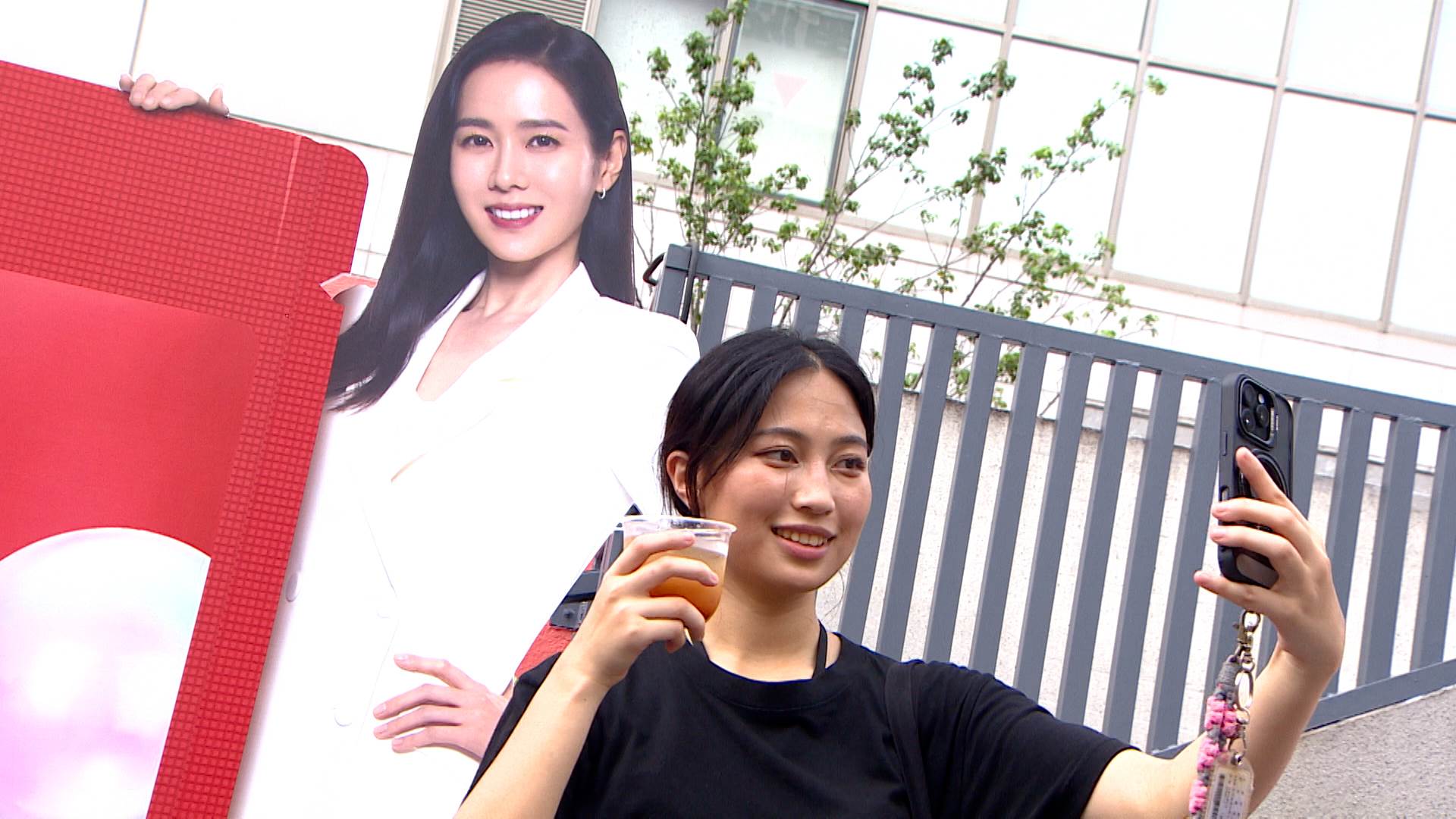 現場更設置韓國國民女神孫藝珍打卡熱點。（圖／東森新聞）