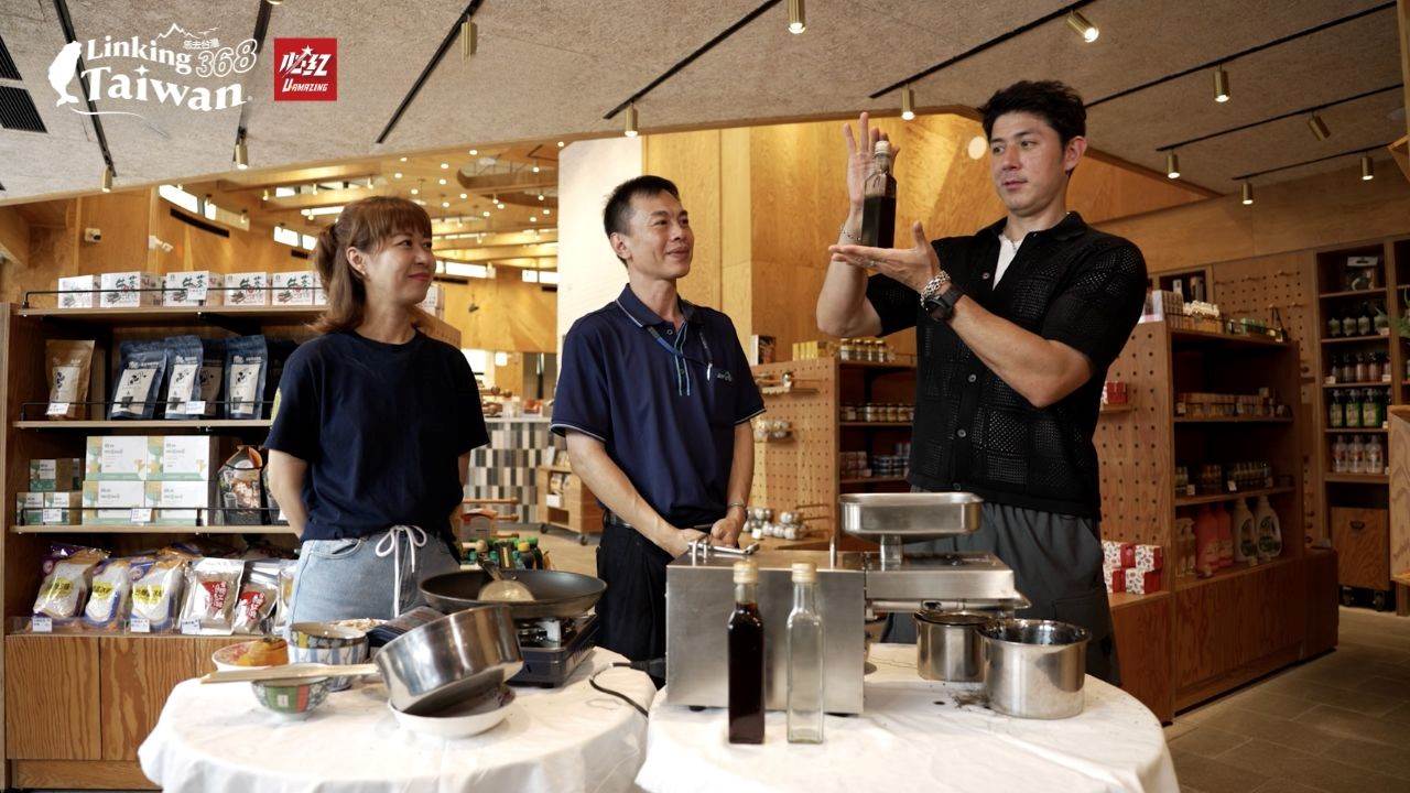 農會人員帶田舞陽體驗DIY炒胡麻、榨油,這一滴滴看似不太清澈的胡麻油,其實是台灣料理常見的調味料,拌進麵線裡香氣十足。(圖/《Linking 368 Taiwan恁去台灣》提供)