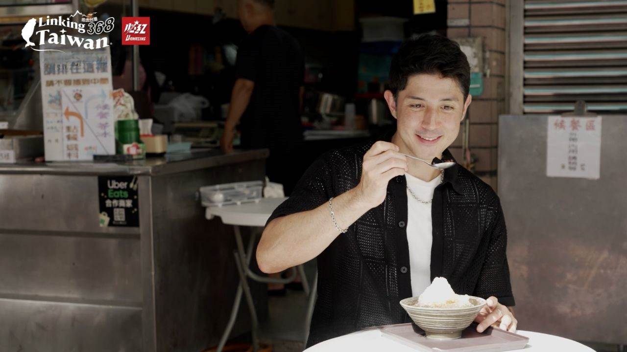 老闆說早期農民清晨工作後,常買豆類、粉粿當早餐,既方便又有飽足感;冰和糖水可依喜好添加。福興號也從祖父時代傳承至今,隨善化市場一同演變百年。(圖/《Linking 368 Taiwan恁去台灣》提供)