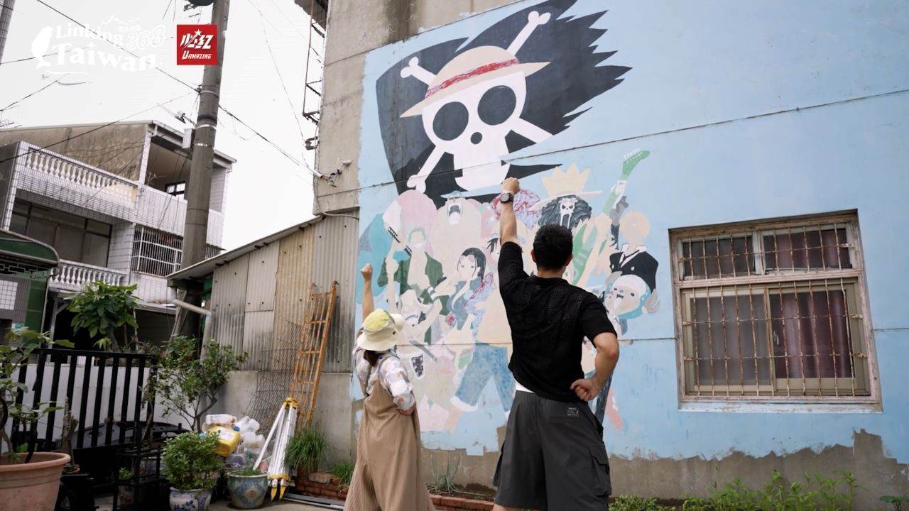 這個可愛的打卡點吸引許多爸媽帶小朋友來散步拍照,邊看彩繪邊感受社區的慢步調。(圖/《Linking 368 Taiwan恁去台灣》提供)