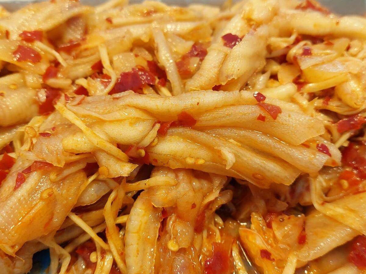 微辣涼拌小菜推薦首選【鴻福源】，上圖為涼拌甜辣無骨鴨掌，是小酌時刻的絕配。（圖／Medick Marketing Ltd.提供）