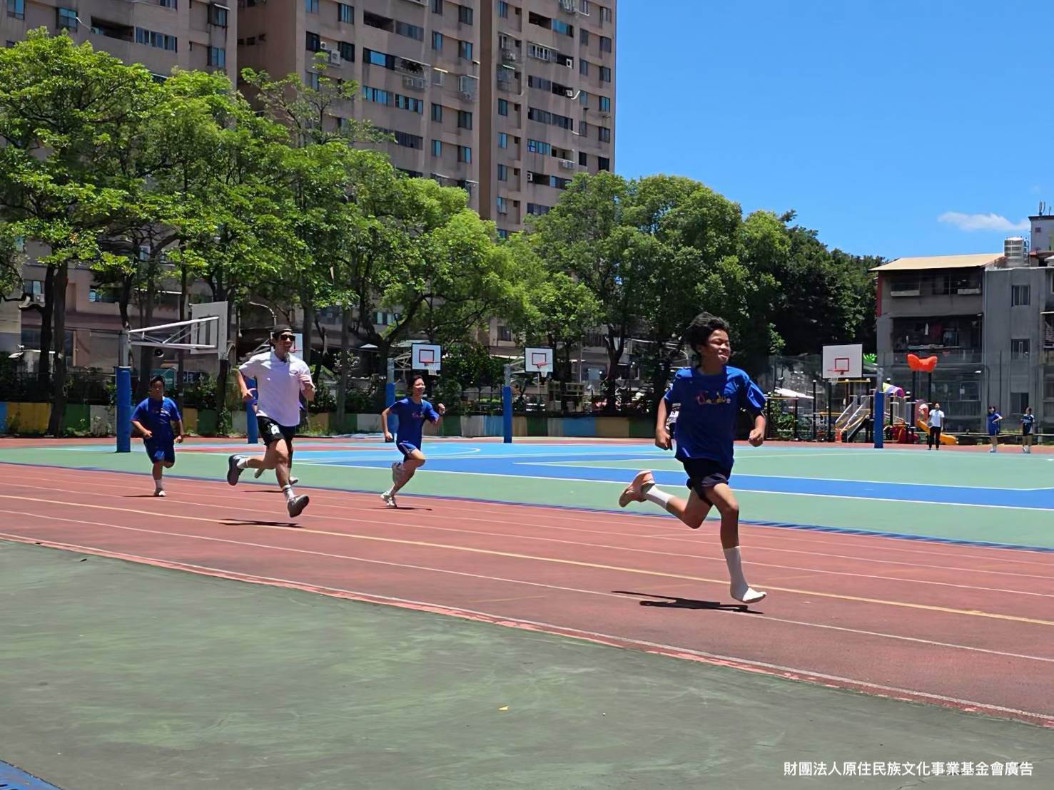 修杰楷僅親自上陣，與小選手們比拚競賽，直呼：小朋友真的太強了，我快跟不上！（圖／原文會提供）