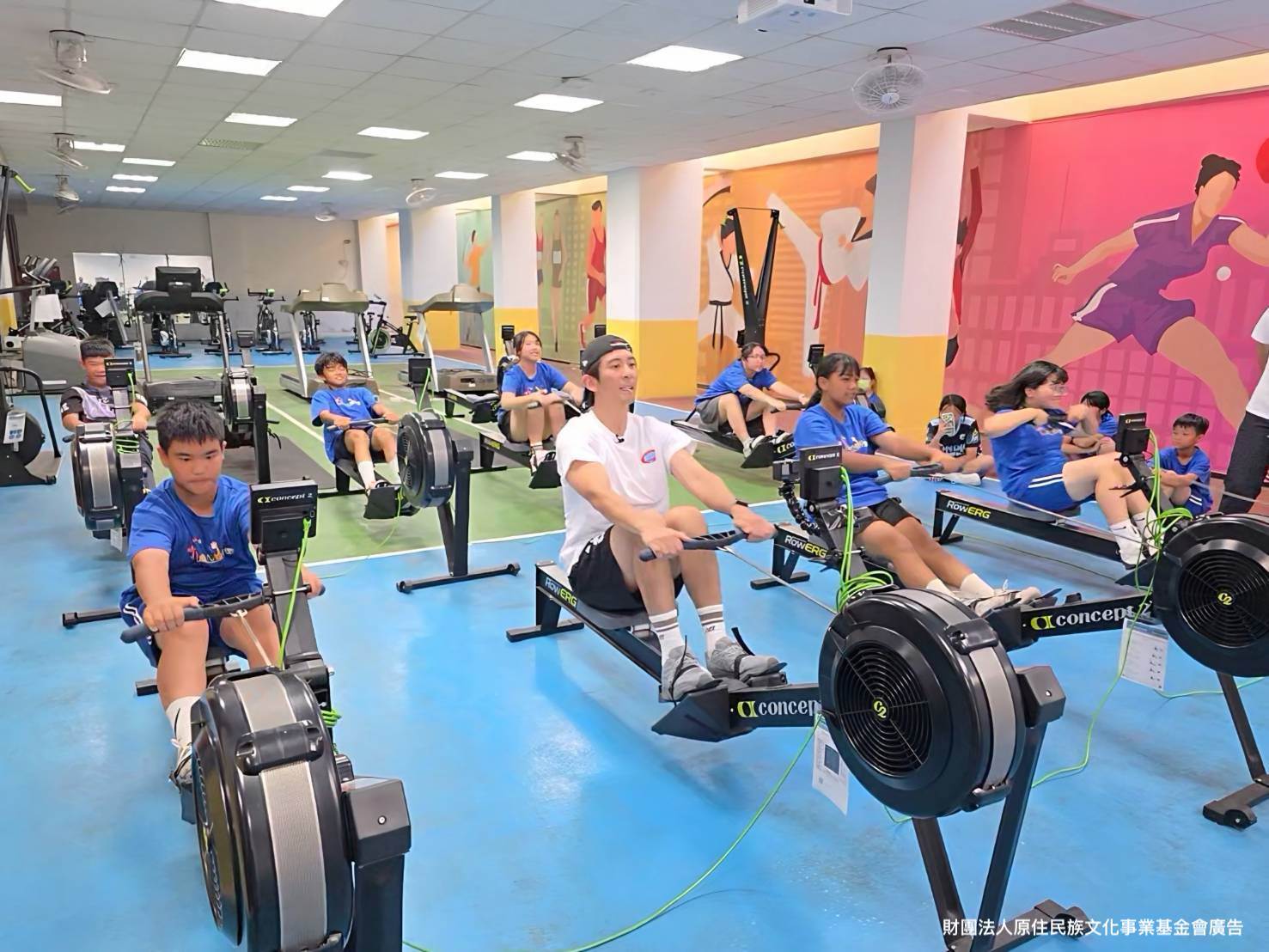 修杰楷與在地小選手挑戰躲避球、田徑與划船機等項目（圖／原文會提供）