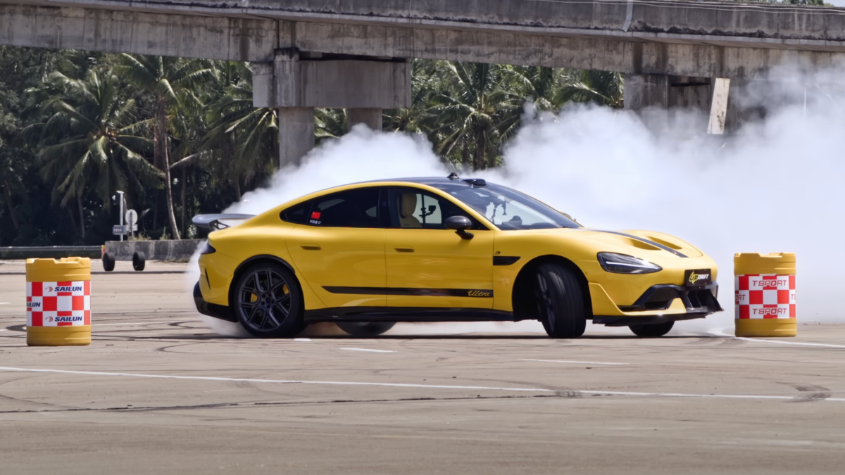 許多人都認為電動車的四驅配置不利於甩尾飄移,但是小米SU7 Ultra打破了這樣的偏見。(圖/翻攝自YT@UPDRIFT)