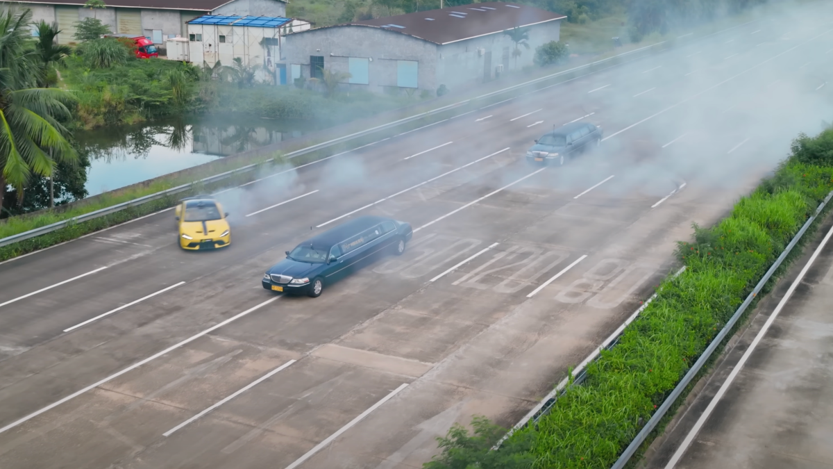 經典的八字甩尾在兩輛加長型的林肯禮車之間進行,讓人感到熱血沸騰。(圖/翻攝自YT@UPDRIFT)