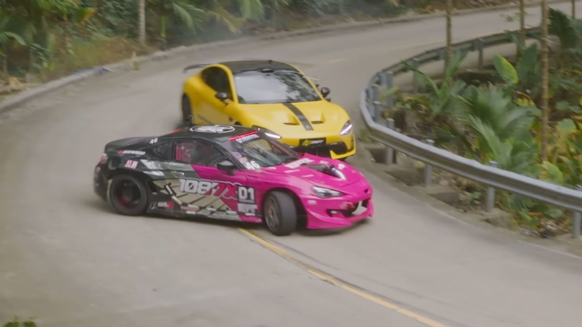 影片的最後還與真正的甩尾比賽車輛進行對決,彰顯SU7 Ultra的穩定性。(圖/翻攝自YT@UPDRIFT)