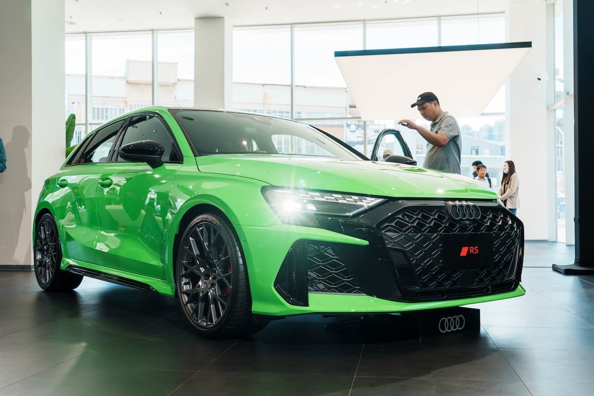 全新RS 3車頭換搭上黑色六邊形單體式水箱護罩，結合方格旗設計的Matrix矩陣式LED極光頭燈組。（圖／林昱丞攝影）