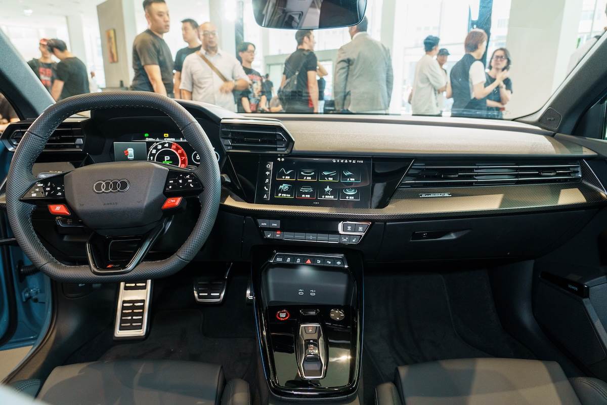 配有RS專屬Fine Nappa真皮雙前座跑車座椅與平底式RS專屬真皮多功能跑車方向盤，營造性能與質感兼具的座艙氛圍。（圖／林昱丞攝影）