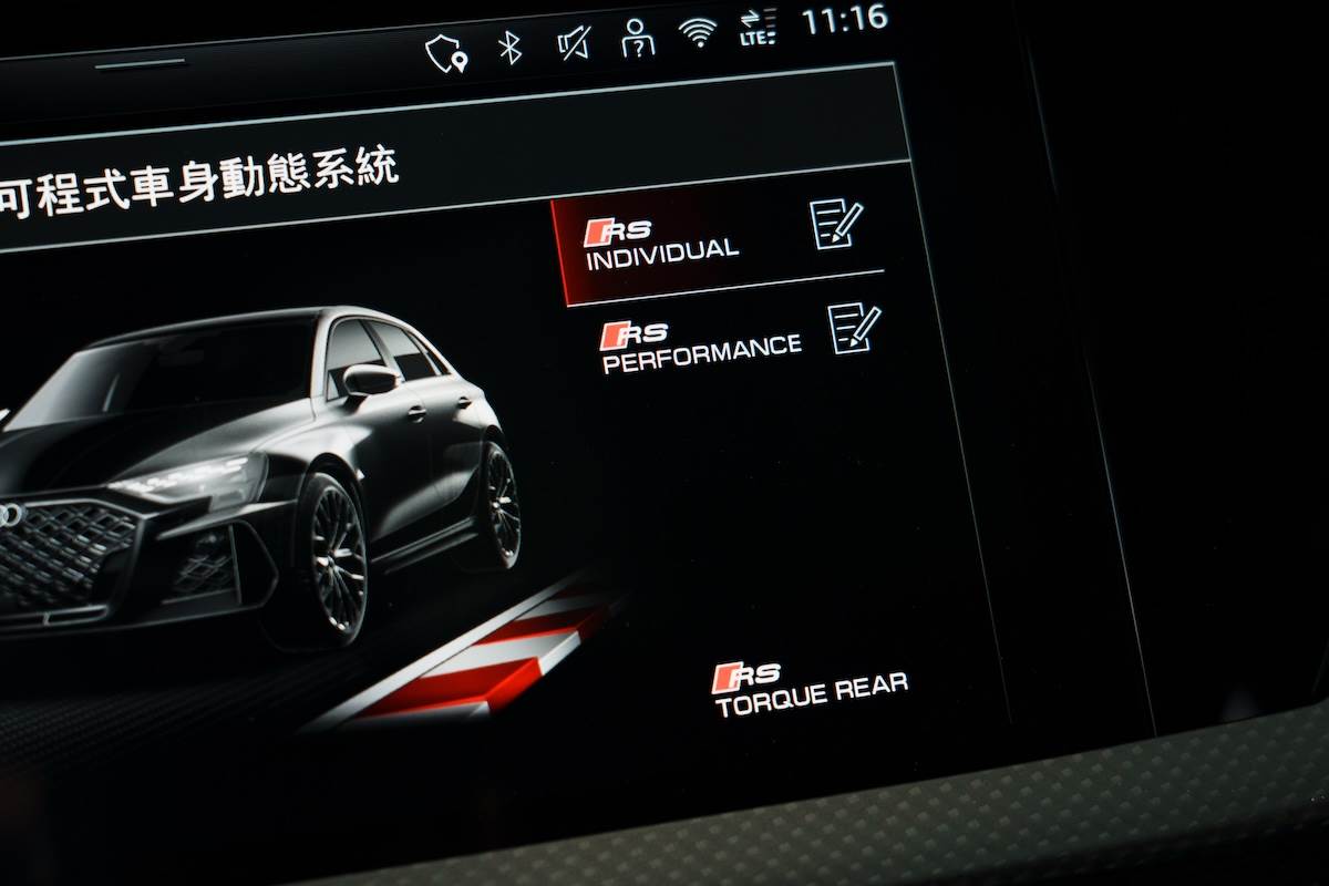 駕駛可透過方向盤快捷鍵切換「RS Performance」或「RS Torque Rear」駕駛模式。（圖／林昱丞攝影）