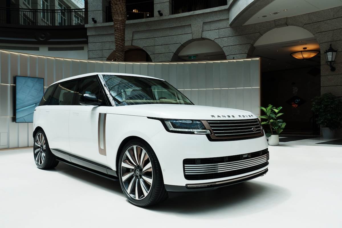 Range Rover SV LWB選用珍珠白特殊金屬漆結合SV Serenity外內觀專屬套件。（圖／林昱丞攝影）