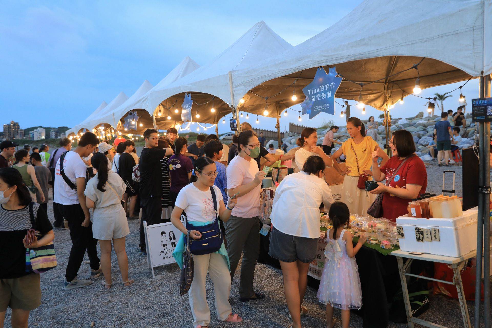 活動現場也匯集胖卡美食、在地甜點與手工藝品牌，組成多元的星光市集，並推出多項限量好禮活動。（圖／花蓮縣政府提供）