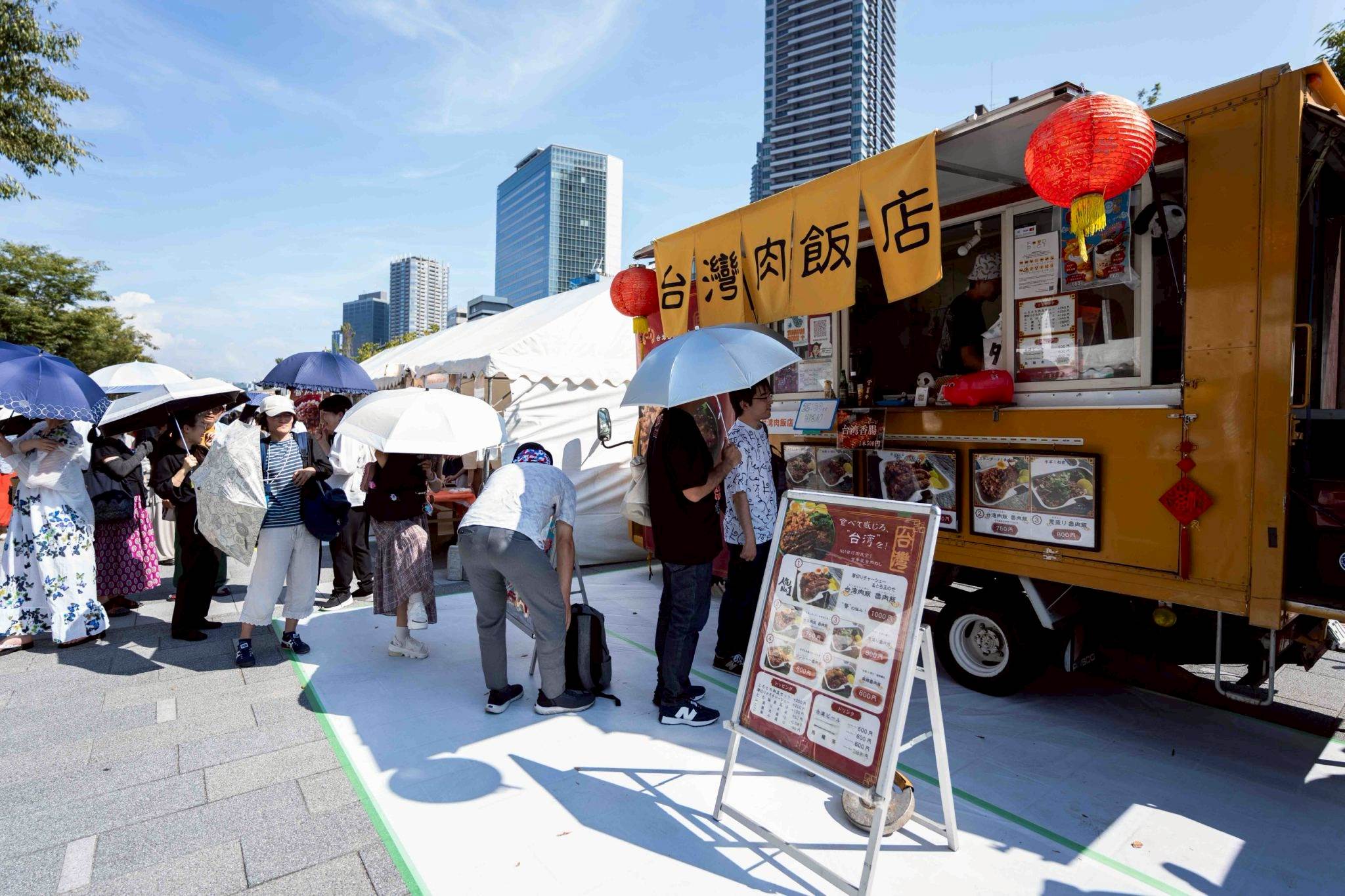 台灣肉飯店販售魯肉飯、香腸等經典小吃。