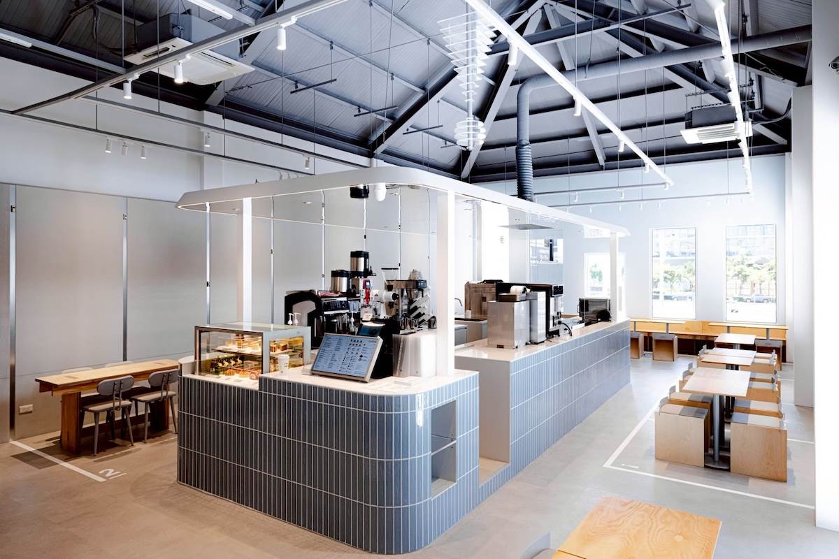 用餐區的細節處不僅嵌入停車格等汽車元素，戶外露臺視野遼闊。（圖／KeePer提供）