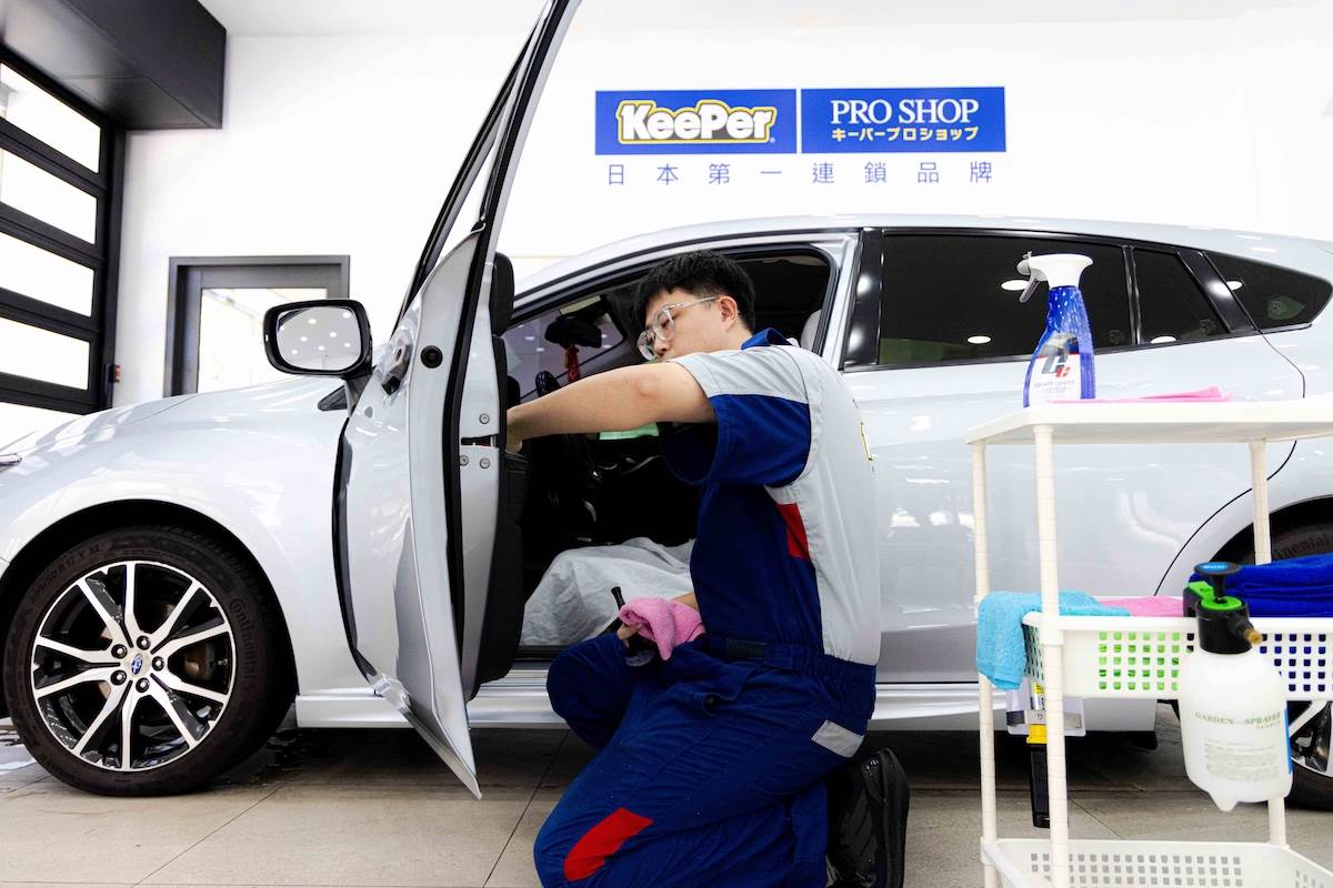 技師更會使用不同纖維材質抹布擦拭汽車不同部位，其講究細節的「職人力」完美呈現在洗車與鍍膜的施作過程。（圖／KeePer提供）