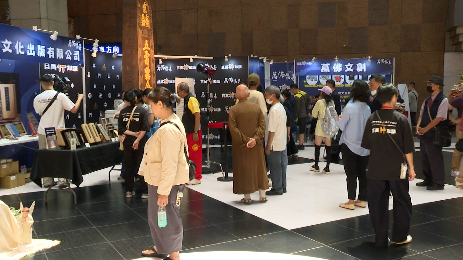 現場設置各宗教文創攤位與義賣，民眾熱情參與，感受不同信仰文化。（圖／東森新聞）