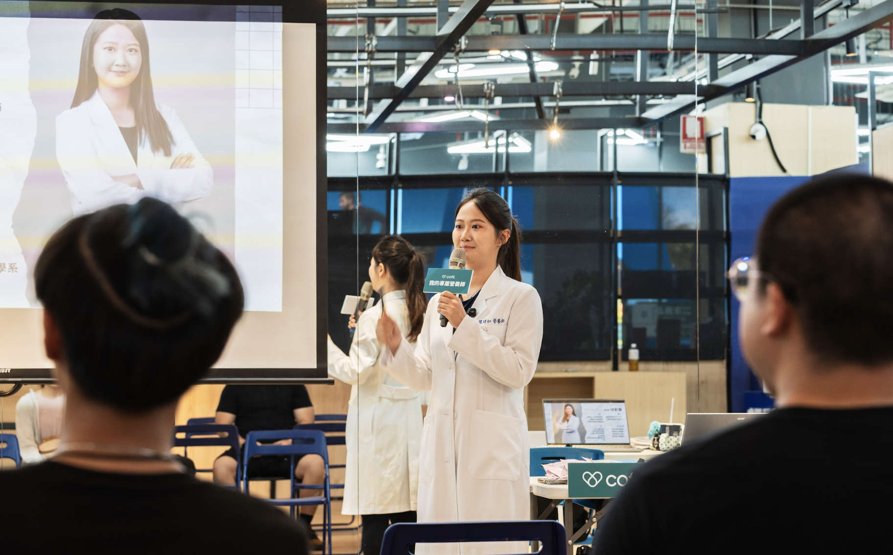 華人最大線上營養師平台 Cofit 我的專屬營養師藉由專業營養師提供個人化餐盤建議，並結合獨家研發的「AI 飲食助教」，突破時間限制，讓學員隨時掌握飲食狀況，逐步建立可長期維持的健康習慣。（圖／Cofit我的專屬營養師提供）