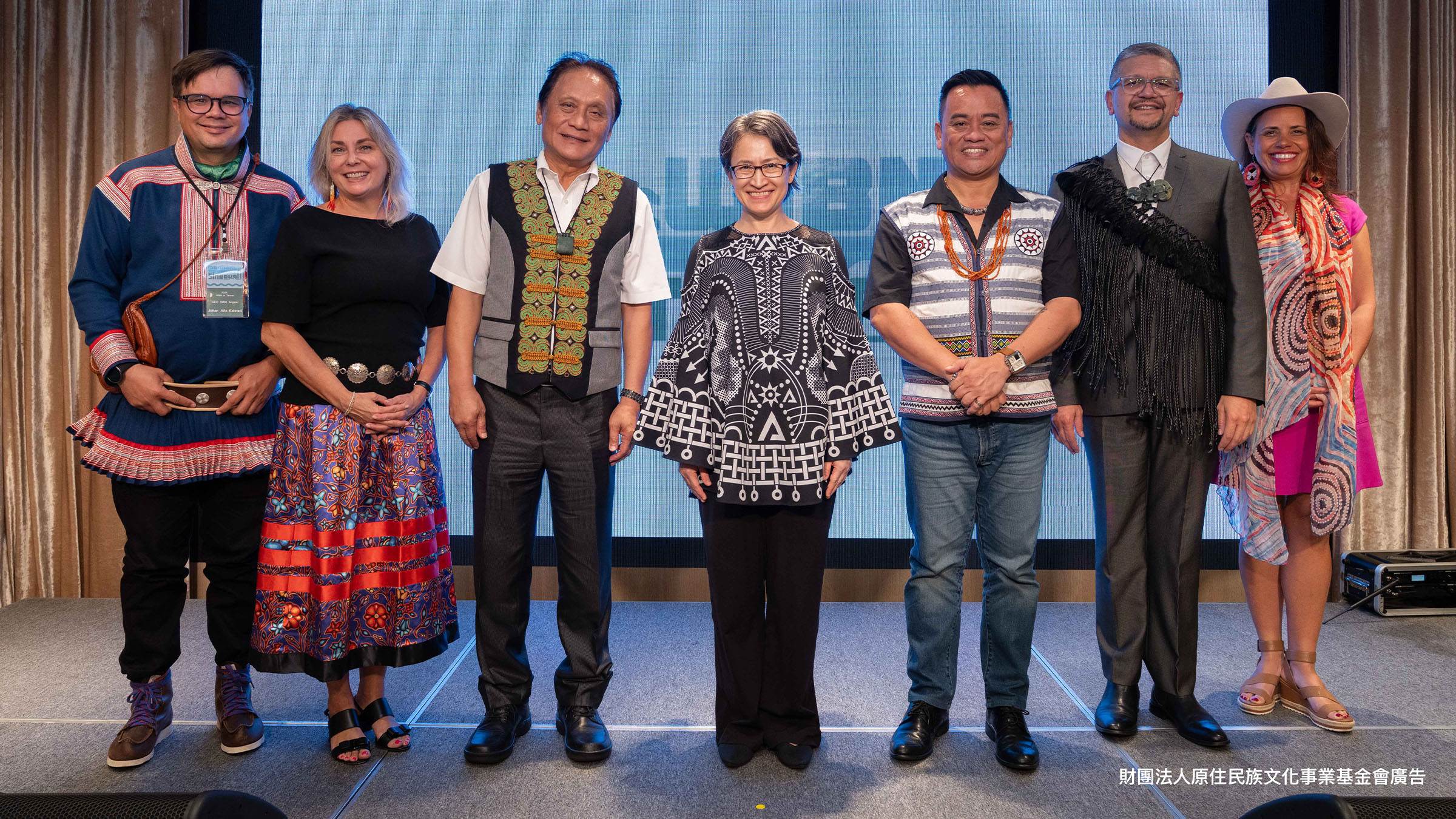 蕭副總統（中）參加2025 WIBN In Taiwan晚宴，與原民會主委曾智勇（左三）、原文會董事長瑪拉。（圖／原文會提供）