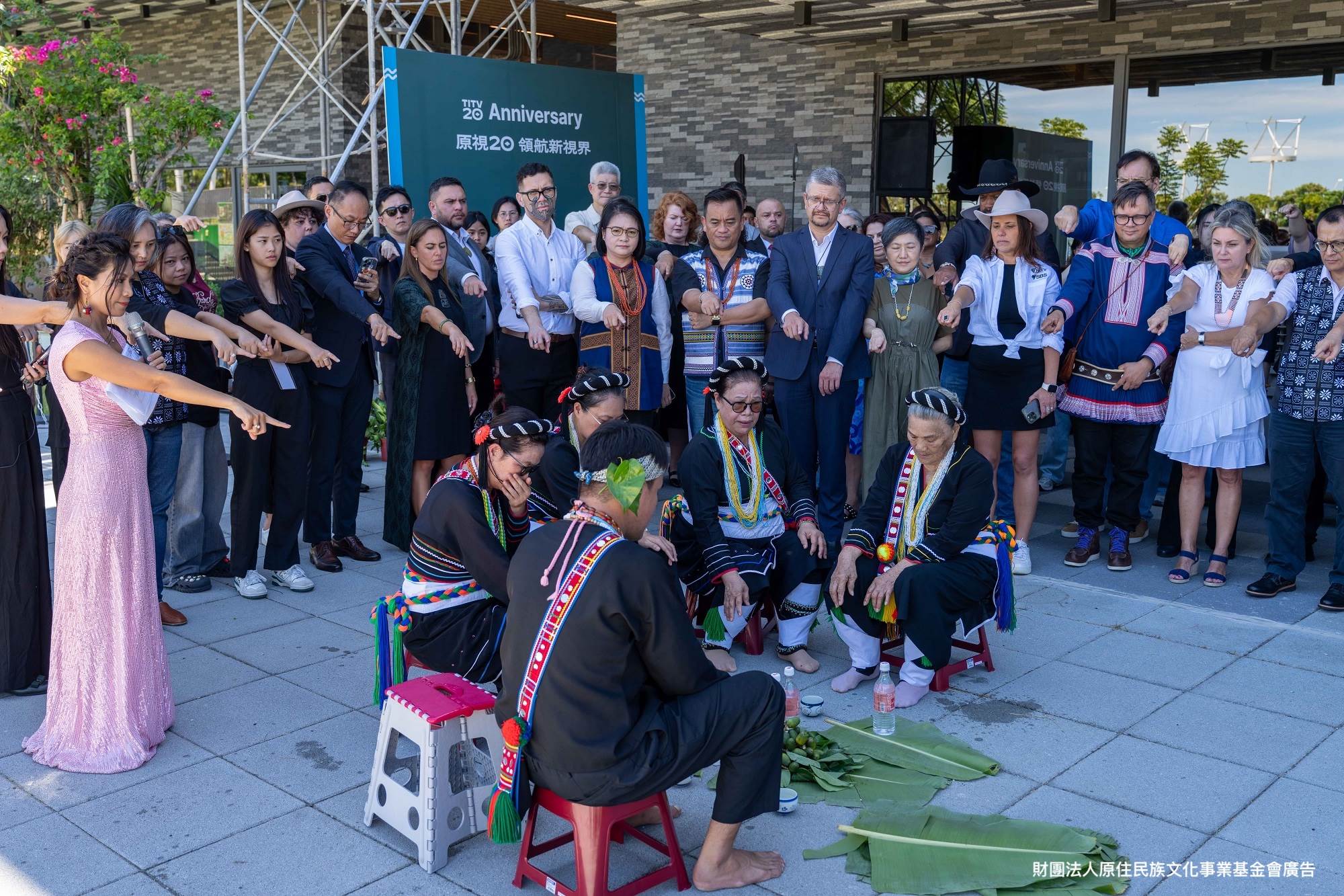 身兼阿美族祭司身份的桃園市政府原住民族行政局局長巴奈．母路Panay Mulu(坐著的逆時針。
