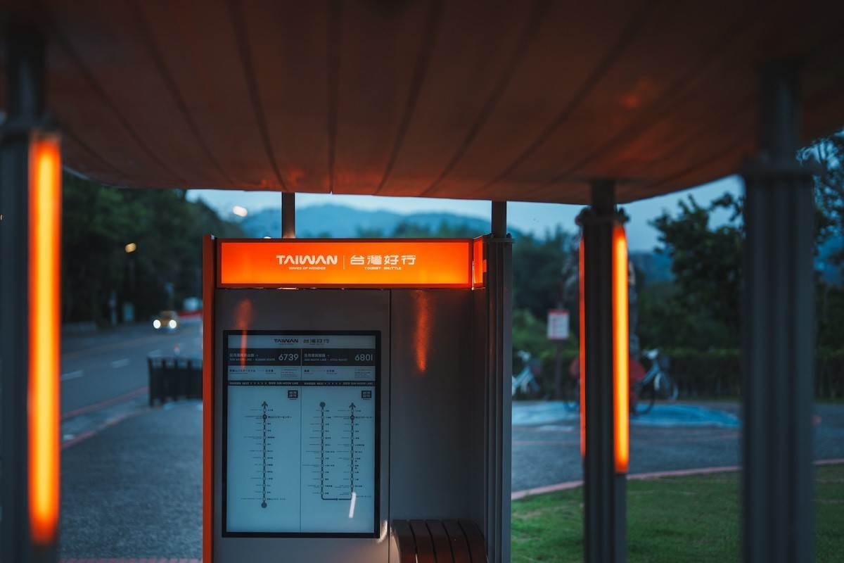 台灣好行候車亭溫暖明亮。（圖／交通部觀光署提供）