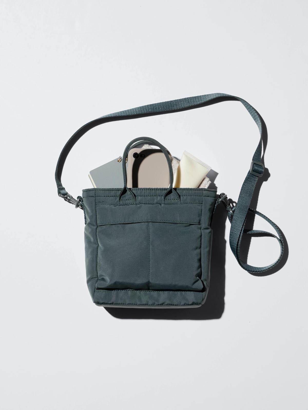 該款包包除了有底寬與外部口袋，具有超乎想像的容量以外，表面還有防潑水加工。（圖／翻攝自UNIQLO官網）