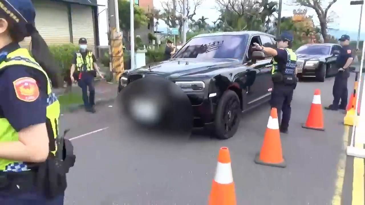  當時為迎接天道盟盟主曾盈富出獄，親友派出多輛名車接風。（圖／東森新聞）