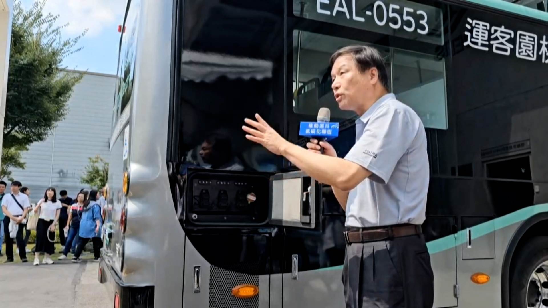 市府今年已汰換85輛電動巴士，明年也將再採購90輛，持續擴大車隊電動化。（圖／東森新聞）