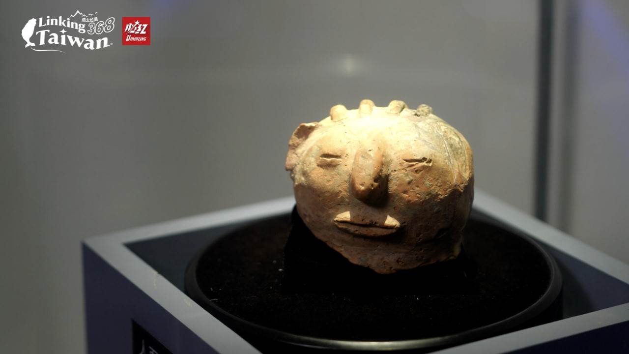 蔦松文化遺址出土大量素面紅陶，顯示其陶藝以簡樸為主，人面陶塑則展現其精湛的立體捏塑技術。（圖／《Linking 368 Taiwan恁去台灣》提供）