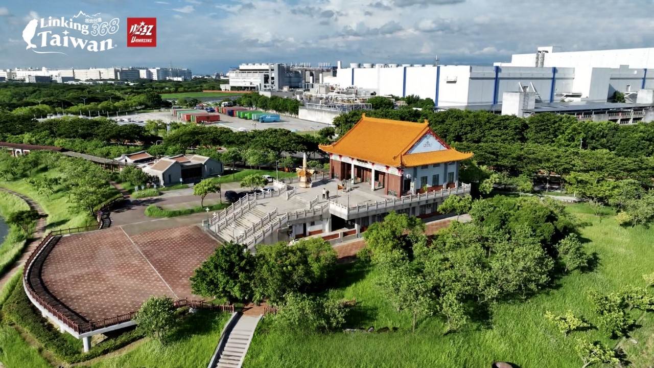 原為甘蔗田且遍布小廟，1995年因南科園區設立，將13間小廟集中，並由新昌宮保生大帝串聯新市25座大廟諸神，祈求動土平安。（圖／《Linking 368 Taiwan恁去台灣》提供） 