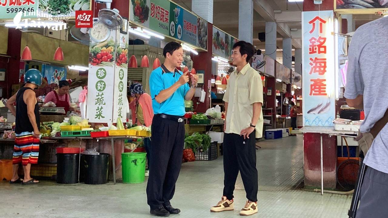 新市的傳統市場，與常民生活緊密連結，蔬果肉類各種美味小食，共築新市科技城最在地的原生文化，每一口都是地道臺南。（圖／《Linking 368 Taiwan恁去台灣》提供）