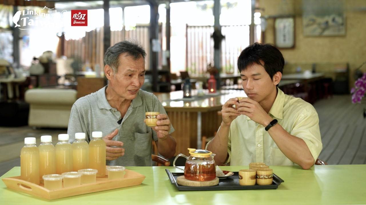 威登親嚐剛摘下的白蓮霧葉，細細品味那自然清香，化作一杯清爽回甘的蓮霧茶，帶來獨特的田園風味。（圖／《Linking 368 Taiwan恁去台灣》提供）