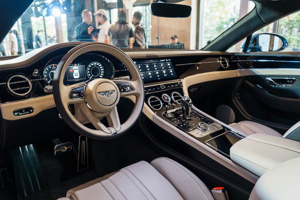 鍍鉻座艙內飾更可透過選配深色內裝套件，將旋鈕、冷氣出風口、音栓風量控制鈕、門把等部件黑化。（圖／林昱丞攝影）