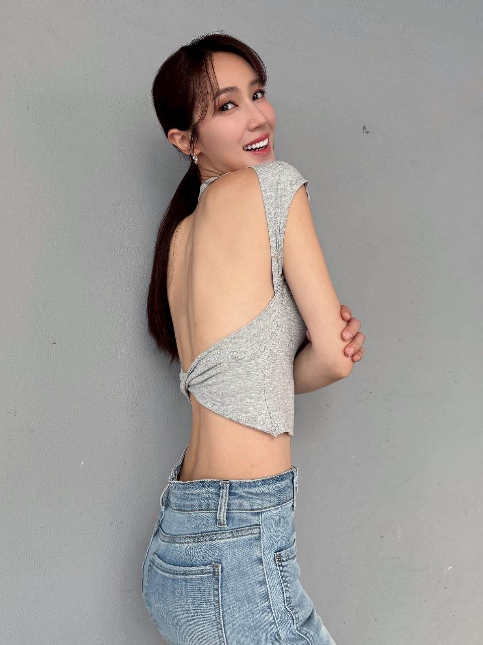 小薰身材全面再進化!辣照連發狂炸超細纖腰、雪白美背。(圖/業者提供)