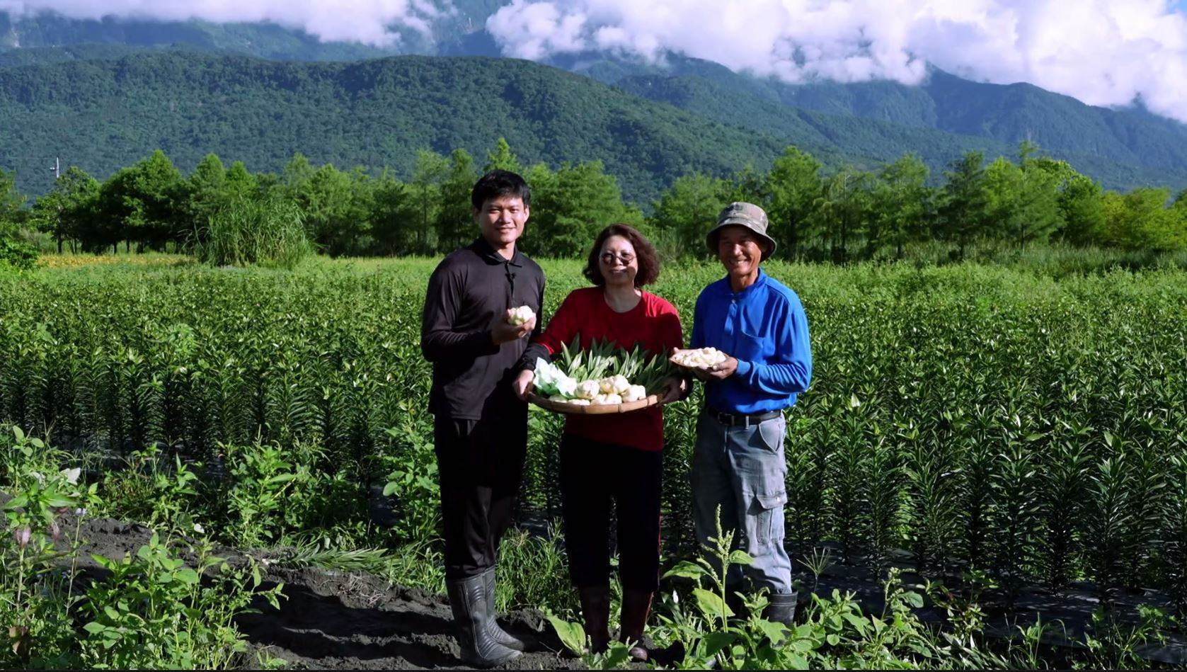 小農李家豐(右)及農二代李菡茂(左)，一同種植出國產有機新鮮食用百合。.JPG