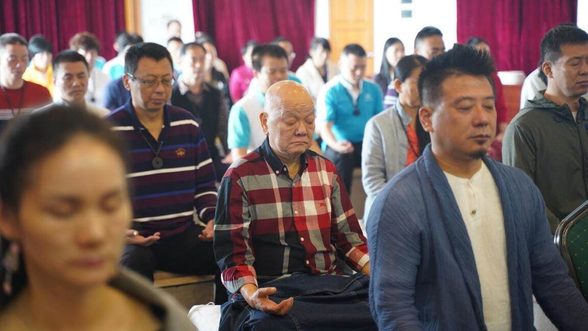 學員在課堂中專注呼吸與肢體練習，體驗能量流動與內在覺察。（圖／業者提供）