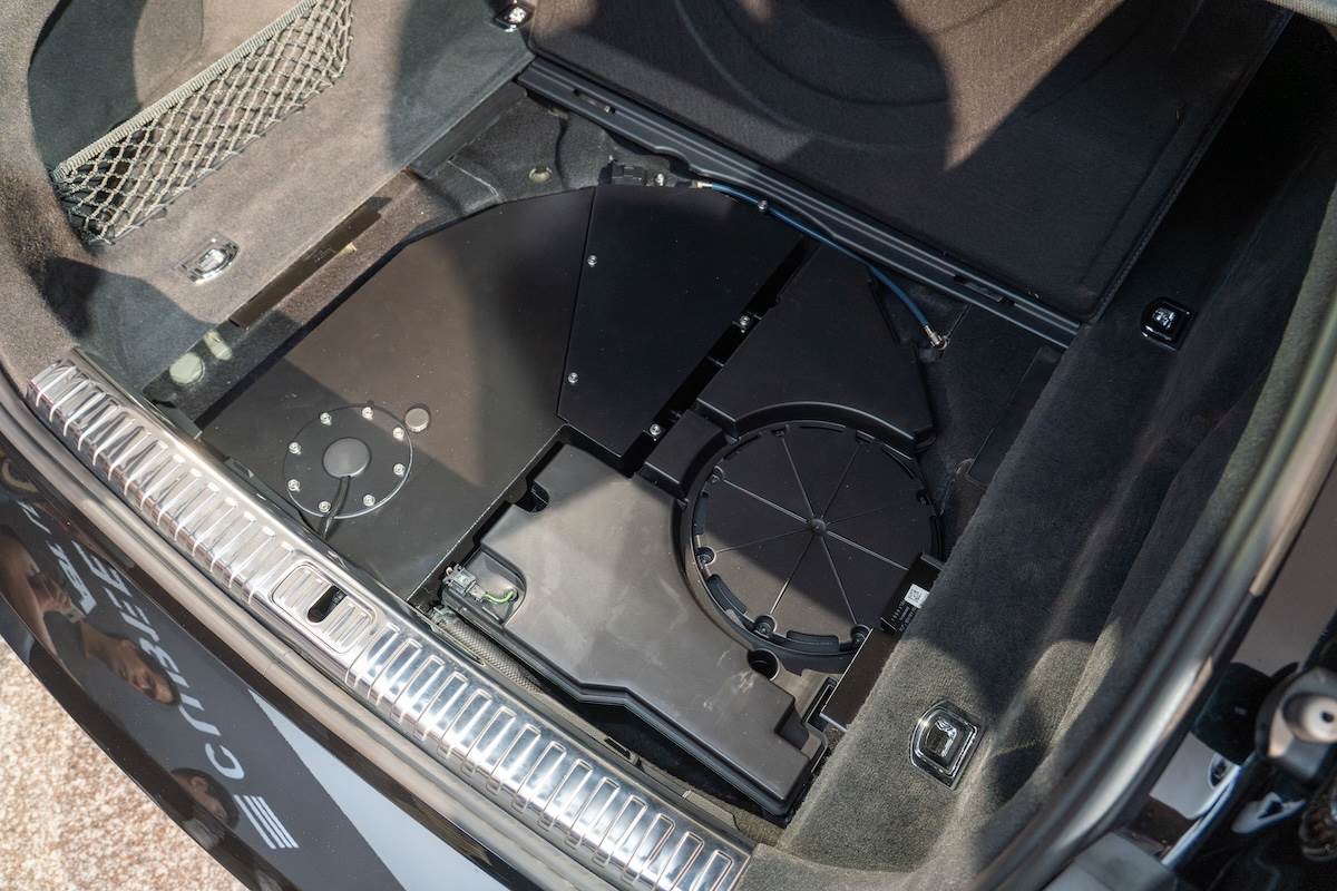 IWI系統的液體儲存在後方行李廂隱藏的獨立空間，擁有15公升的容量，最大續航里程可達3,000公里。（圖／林昱丞攝影）