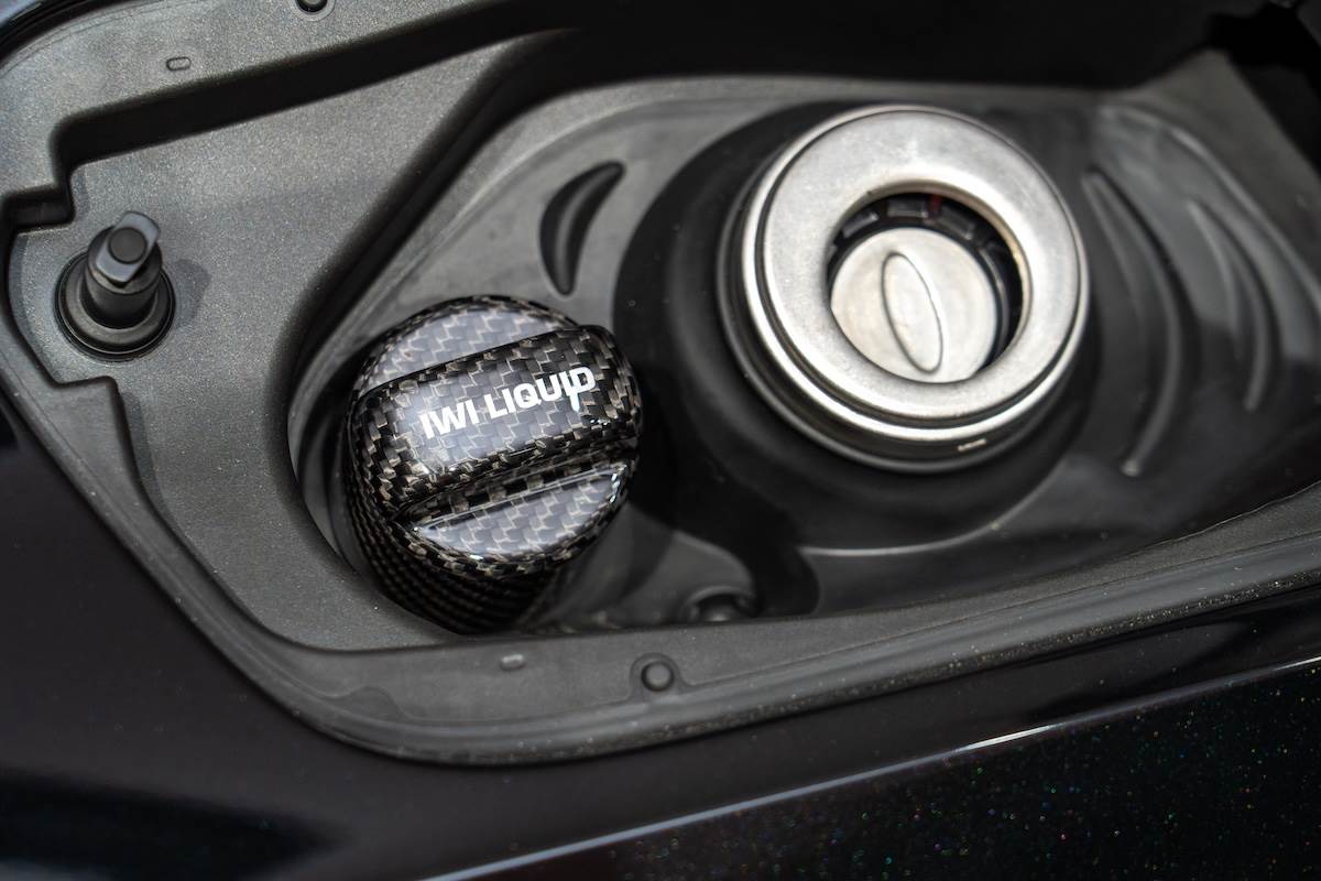 ABT在原本加油孔的位置旁再開了另一個孔洞，IWI系統的液體即可由該洞加入。（圖／林昱丞攝影）