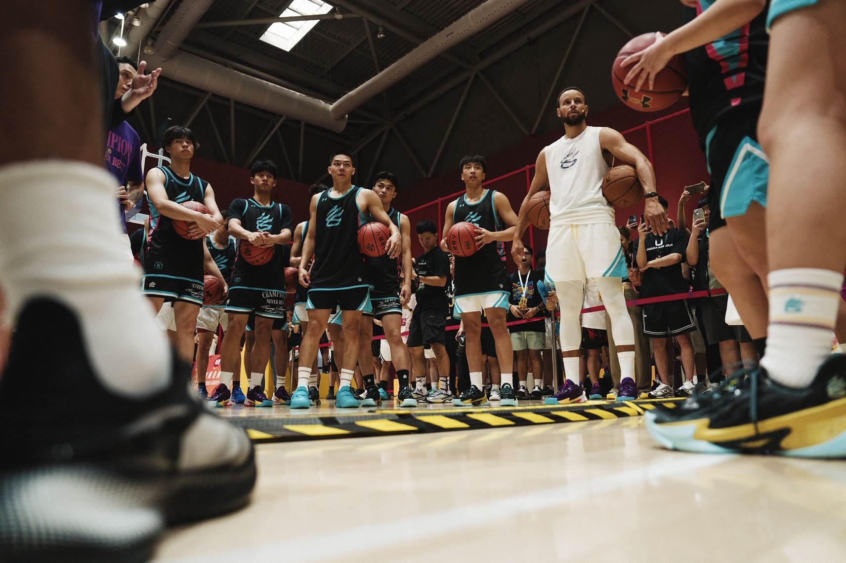 Stephen Curry現身Curry Camp 並與球員們同場訓練