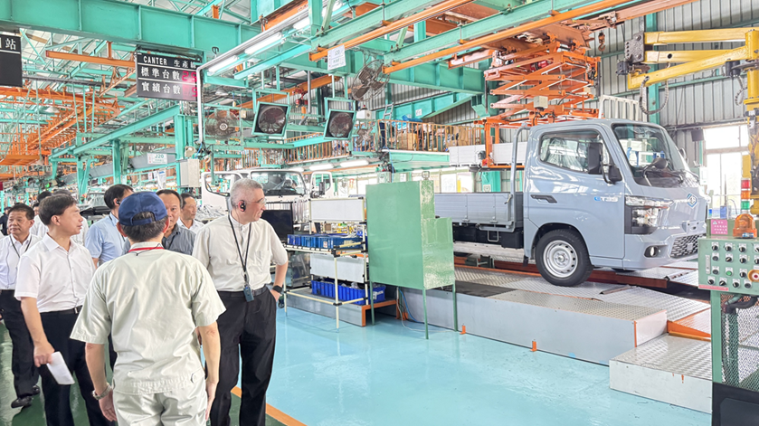 產發署主任秘書陳國軒（右一）參加ET35下線記者會，肯定中華汽車自主研發能力。（圖／中華汽車提供）