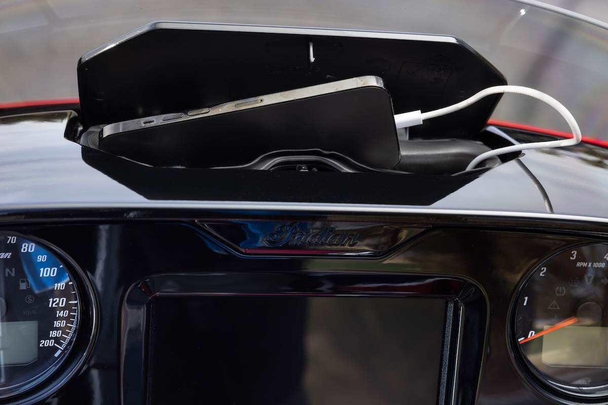 配備178mm觸控螢幕（RIDE COMMAND系統），支援車輛資訊、自訂介面、藍牙連接、Apple CarPlay、車輛健康檢測等功能。（圖／海德生貿易提供）