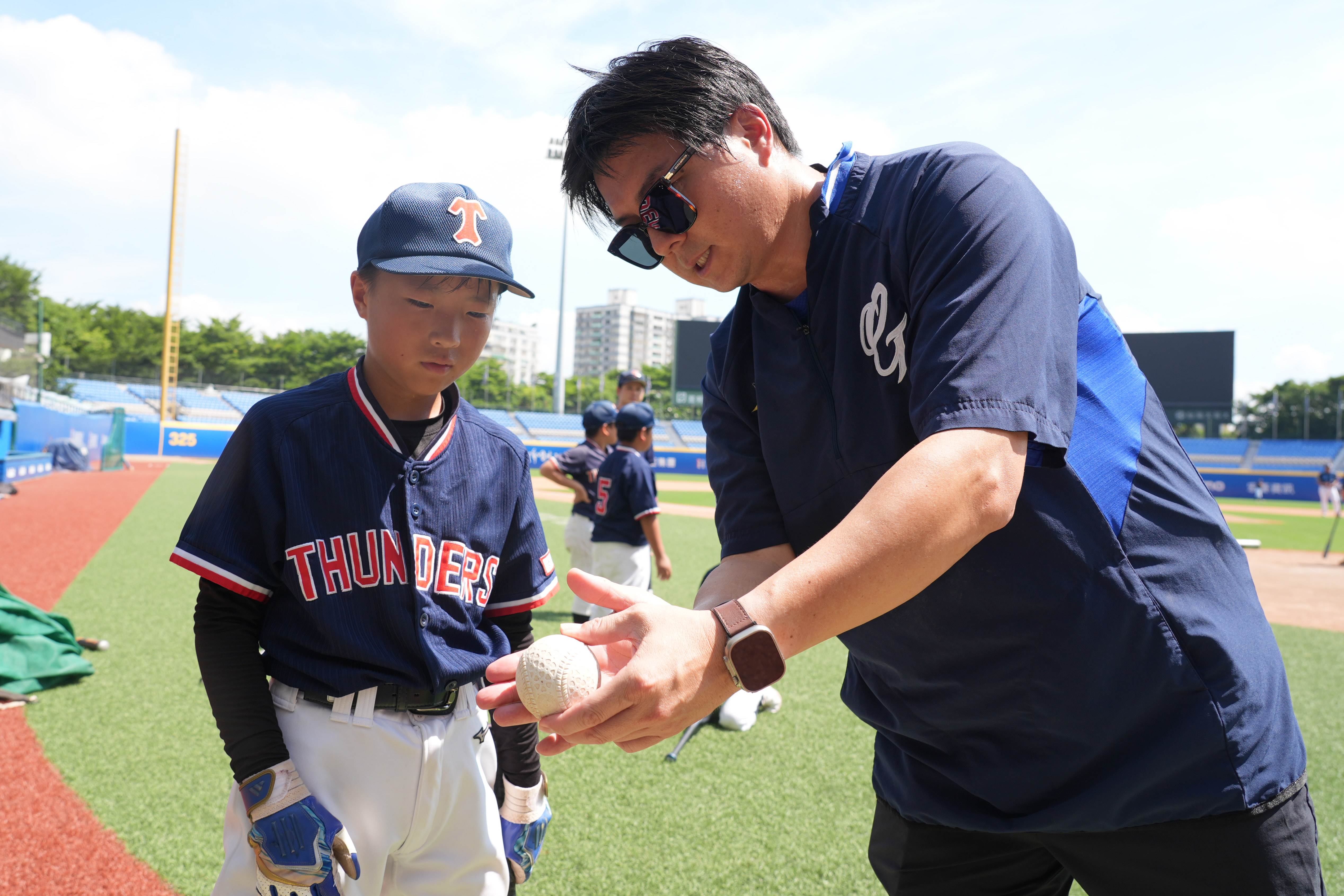 林威助指導小球員