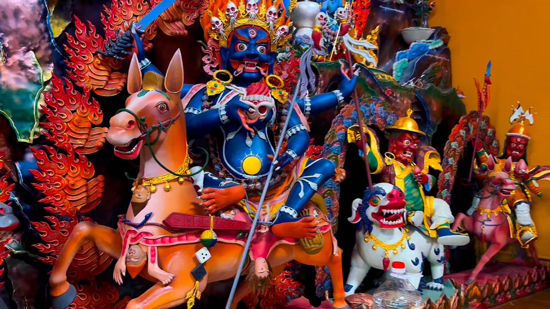 「大黑天」為藏傳佛教中的最強護法，具鎮煞破邪、斬斷業障、突破困境的力量，因此吸引世界各地的商人與信眾參拜。（圖／直播主微糖＆AJ哥提供）