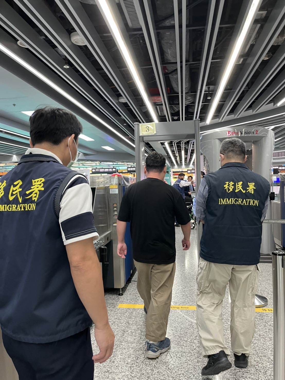 田中君則在接受調查時坦承參與拍攝,移民署今(25)日上午已依法將其強制驅逐出境。翻攝畫面