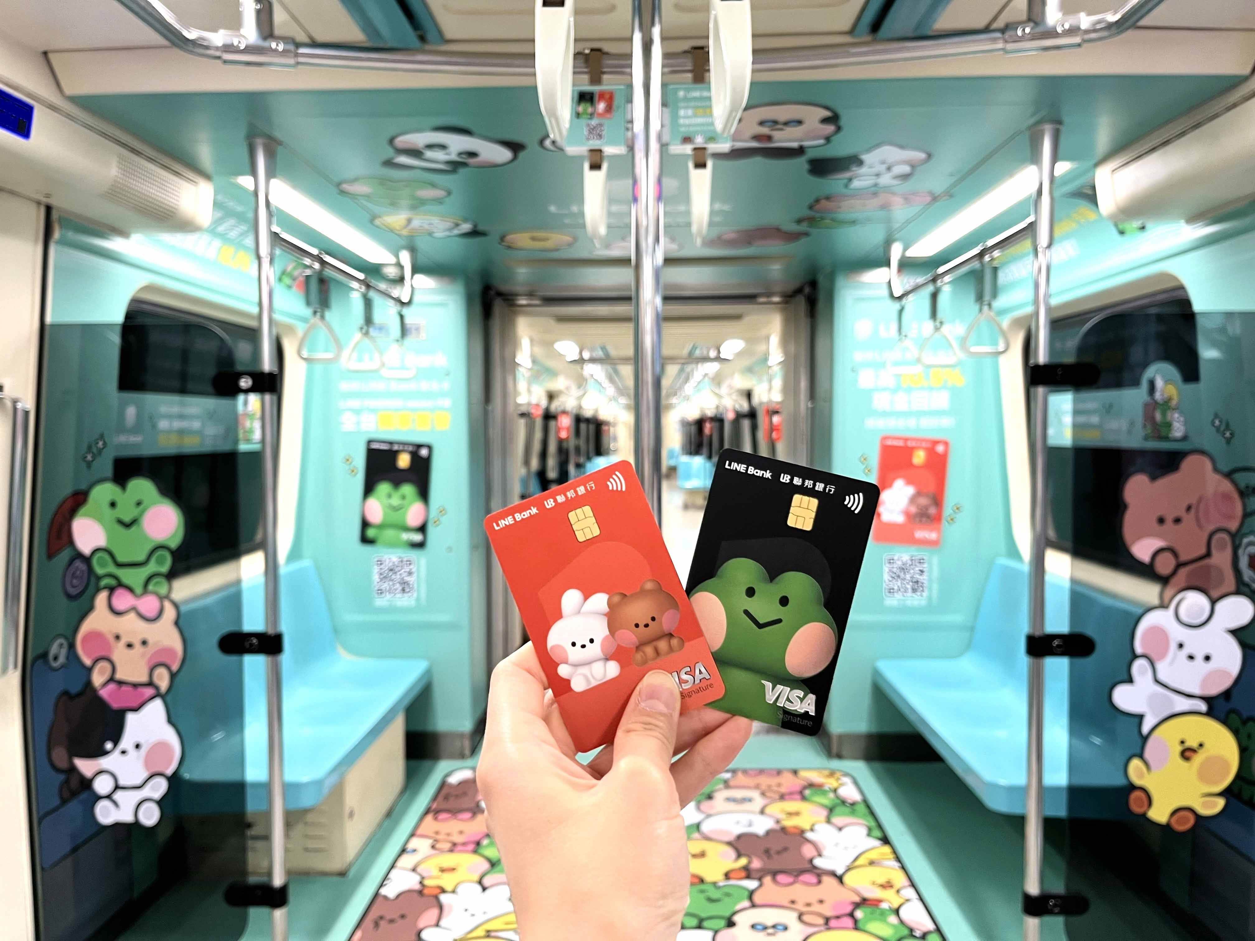 跟可愛的minini拍照後，還意猶未盡嗎？10月31日前，別忘了通勤時隨手申辦聯邦LINE Bank聯名卡，把獨家限量聯邦LINE Bank聯名卡minini卡面帶回家！（圖／LINE Bank提供）