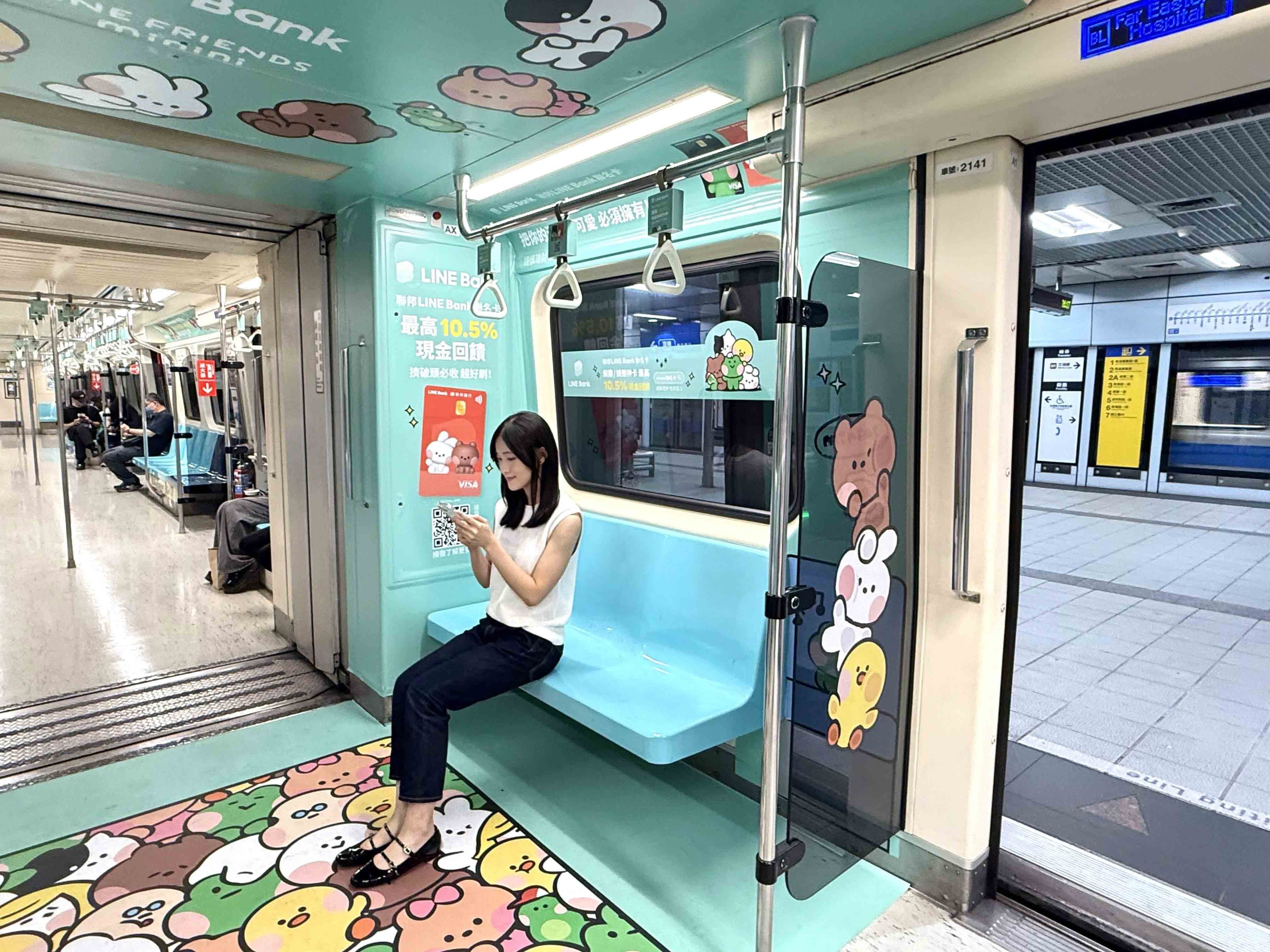 LINE FRIENDS minini家族成員都出動，民眾如果搭上minini主題列車，有機會跟車門口的minini「打招呼」驚喜擺拍，或是跟車廂內的minini「比身高」、「肩並肩」讓通勤時間更療癒！（圖／LINE Bank提供）